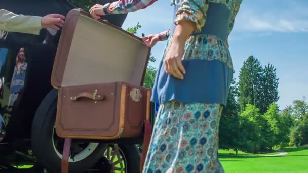 Egy Fiatal Férfi Nyit Egy Nagy Barna Bőrönde Aztán Vesz — Stock videók