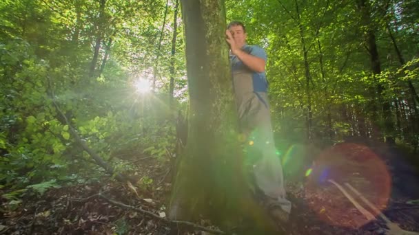 Grappig Forester Klopt Mossy Tree Trunk Alleen Speciale Stemmen Horen — Stockvideo