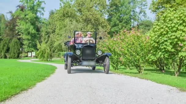 アメリカンフォードモーターカンパニーから始まる壮大な最初の黒い木製の車で素晴らしい公園を運転 — ストック動画