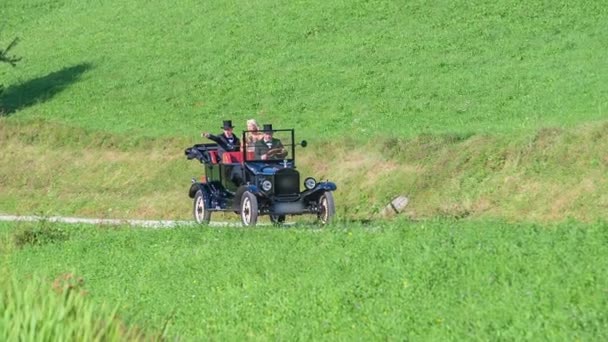 Föraren Svart Frack Kör Unga Nygifta Par För Sightseeingtur Runt — Stockvideo