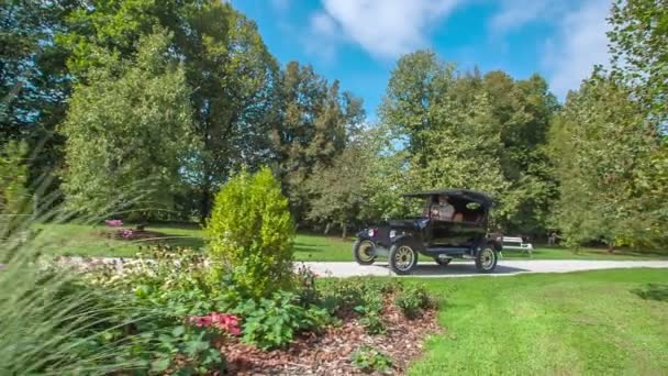 Visitar Increíble Parque Flores Con Coche Vintage Estadounidense Único Ford — Vídeos de Stock