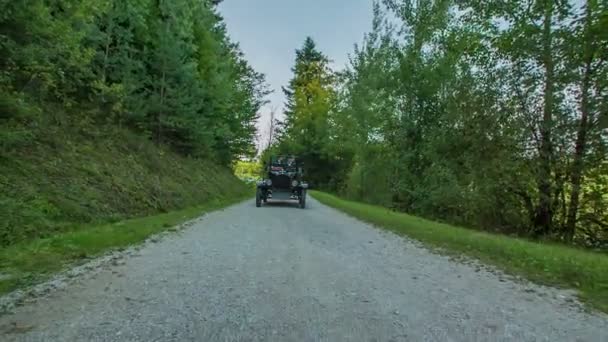 Conducir Con Primer Coche Madera Ford Modelo Largo Hermoso Lago — Vídeo de stock