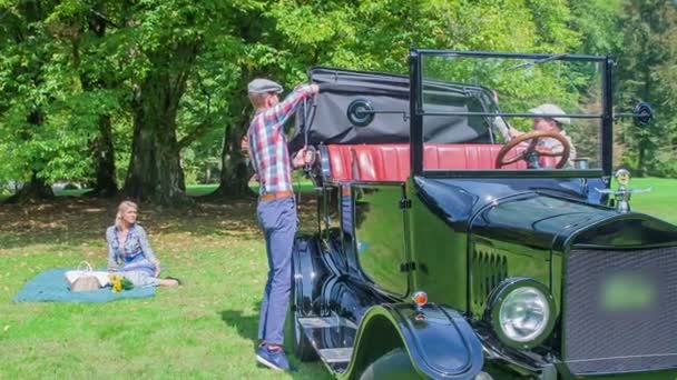 Twee Mannen Openen Het Dak Een Oldtimers Samen Een Jonge — Stockvideo