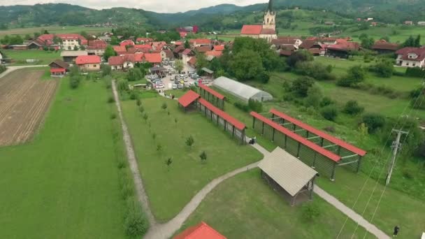 Enastående Turistattraktion Olika Typer Slovenska Renowed Hayrack Med Stigar Mellan — Stockvideo