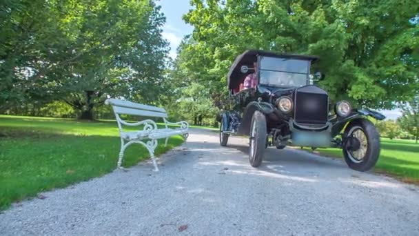 Genç Yolcu Ile Yaşlı Bir Erkek Sürücü Amerikan Ford Motor — Stok video