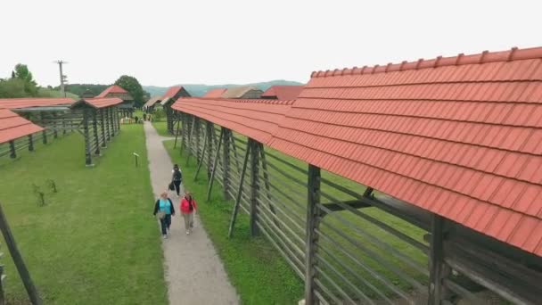 Turistas Admirando Palheiros Incríveis Parte Sul Eslovênia Único Museu Livre — Vídeo de Stock