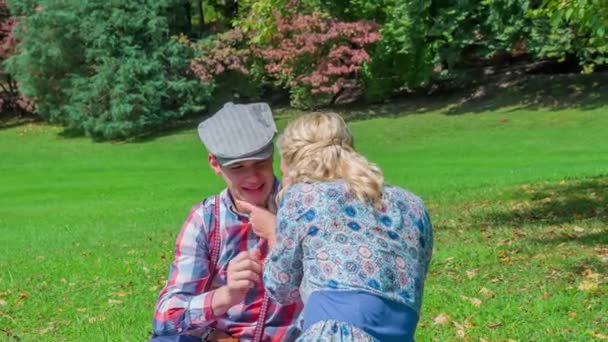 Una Pareja Joven Está Pasando Momentos Románticos Juntos Ríen Comen — Vídeo de stock