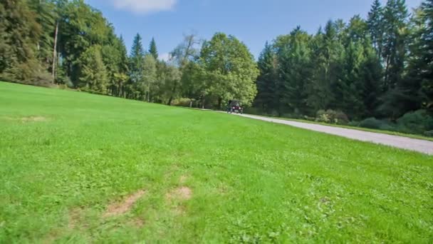 Relajado Paseo Por Una Carretera Macadam Con Único Uno Único — Vídeos de Stock