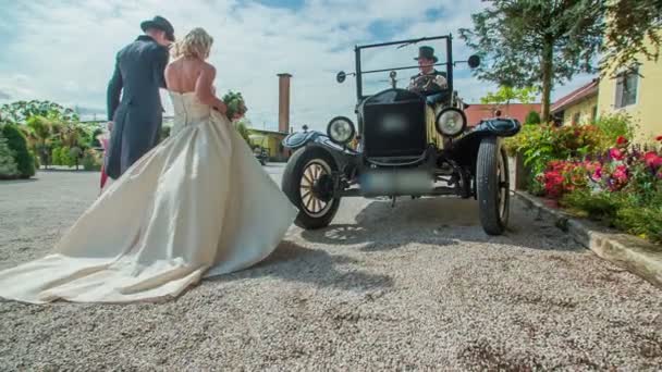 Young Couple Slowly Getting Vintage Car Car — Stock Video