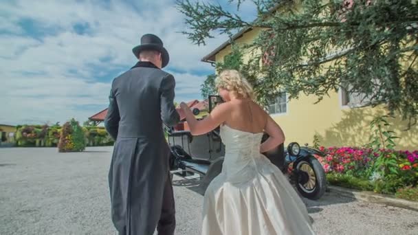 Een Bruidegom Vergezelt Zijn Mooie Bruid Naar Oldtimers Nemen Een — Stockvideo