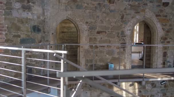 特別に照らされた入り口を持つ固体石で建てられたスロベニア リュブリャナの古い歴史的な城の顕著なインテリア — ストック動画