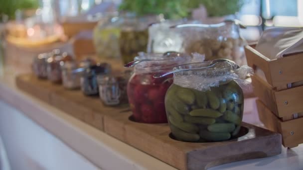 Vackert Dekorerade Förvaringsburkar Med Sura Grönsaker Som Ligger Rät Linje — Stockvideo