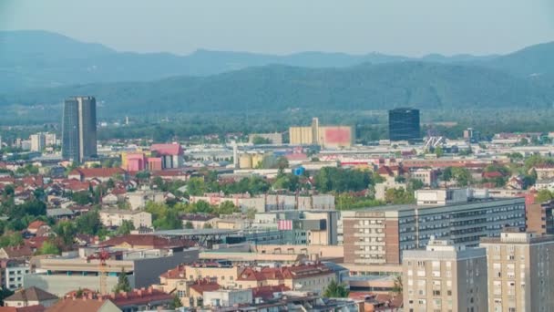 スロベニアの首都 リュブリャナの中心部にある素晴らしい建物の驚くべき眺め — ストック動画