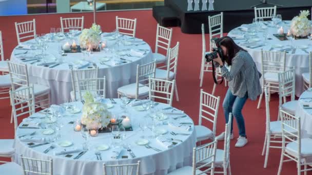 Professionelle Fotografin Fotografiert Erstaunliche Orte Runde Tische Sind Zauberhaft Dekoriert — Stockvideo