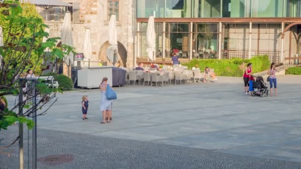 Turistler Bir Akşam Müzik Olayı Için Muazzam Bir Sahne Ayakta — Stok video