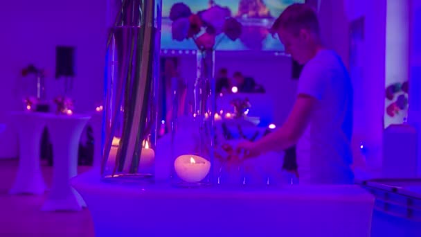 Young Bartender Assistant Ordnar Jämnt Champagneflaskor Champagne Hink Full Med — Stockvideo