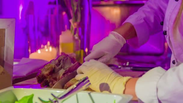 Schattige Blonde Vrouwelijke Chef Assistant Zorgvuldig Snijden Perfect Geroosterd Varkensvlees — Stockvideo