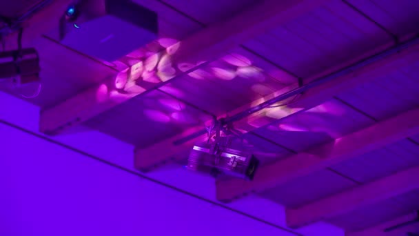 目に見えるサポートビームで木製の天井を照らすピンクと紫の照明 — ストック動画