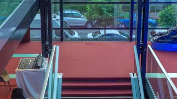 Escalera Moderna Suelo Alfombra Roja Rodeada Valla Vidrio Protector — Vídeos de Stock