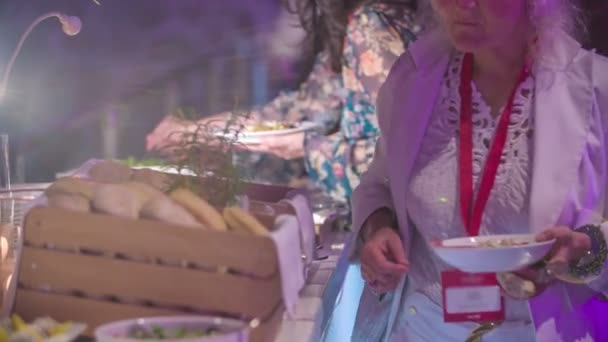 Особливо Жіночий Гість Білому Одязі Дивиться Яку Їжу Покласти Тарілку — стокове відео