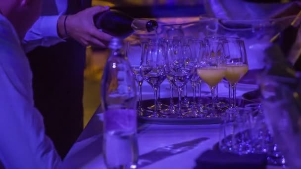 Ober Langzaam Gieten Smaakvolle Koude Champagne Kristallen Glazen Geplaatst Zilveren — Stockvideo