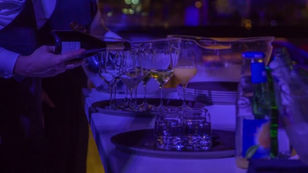 Kellner Gießt Professionell Kalten Und Geschmackvollen Champagner Kristallgläser Auf Silbertablett — Stockvideo
