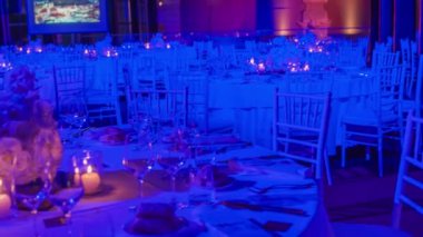 Güzel düğün kutlama için hazır beyaz yer ayarları düzenledi. Burası şaşırtıcı bir şekilde aydınlatılmış..