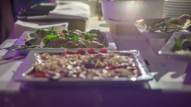 Zorlu misafirler için lezzetli ve son derece zevkli yemeklerle güzel bir şekilde dekore edilmiş Bar.