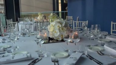 Başlangıç için düğün kutlama için hazır güzel orkide buket ile yer ayarları modern dekorasyon.