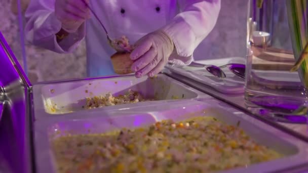 Assistente Del Giovane Chef Riempire Tazza Speciale Pane Con Deliziosa — Video Stock