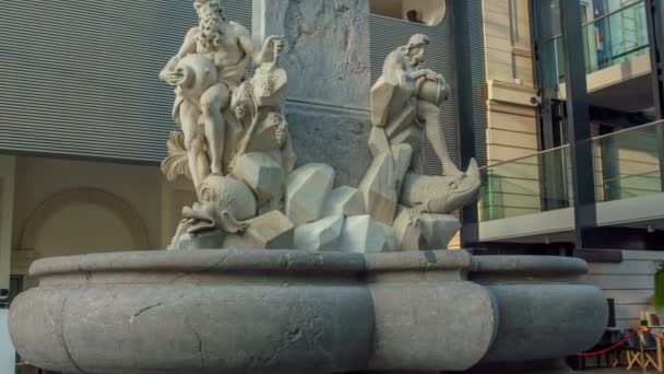 Riesiger Steinbrunnen Mit Bedeutender Historischer Bedeutung Inneren Einer Speziellen Kunstgalerie — Stockvideo