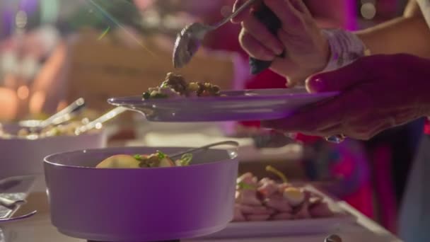 女客人与可爱的白色手镯把美味的配菜在她的盘子 — 图库视频影像