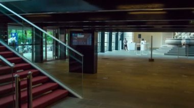 Kırmızı halı döşeme merdiven ile modern bir sanat Galerisi alt kat.