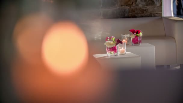 Ledder 소파와 전경에 불타는 촛불과 귀여운 꽃꽂이 멋지게 — 비디오