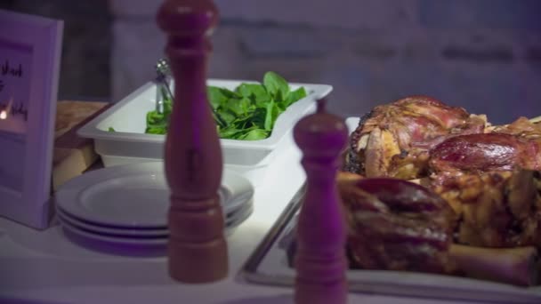 优秀的食品酒吧充满了美味的烤猪肉的腿 新鲜和有机的鲁科拉叶和一些美丽的装饰 — 图库视频影像