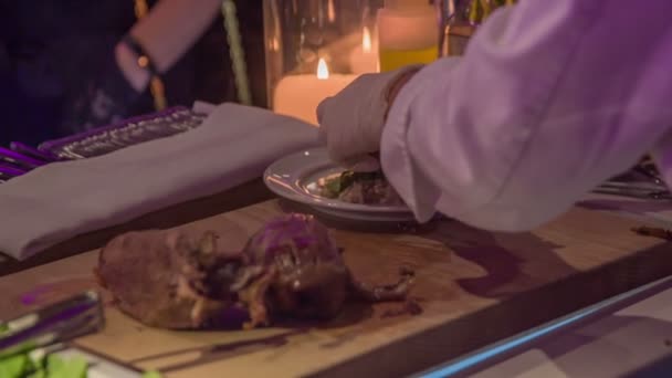 Asistente Del Chef Poniendo Una Rebanada Deliciosa Pierna Cerdo Asado — Vídeos de Stock