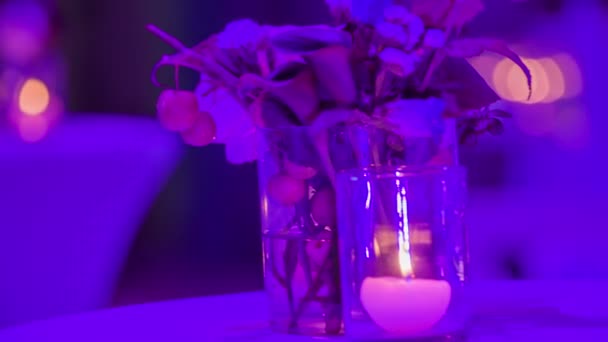 Pequenas Mesas Redondas Decoradas Com Incríveis Buquês Velas Perfumadas Que — Vídeo de Stock