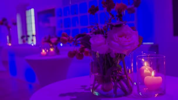 Mesas Redondas Lindamente Decoradas Com Buquês Extravagantes Rosas Algumas Outras — Vídeo de Stock