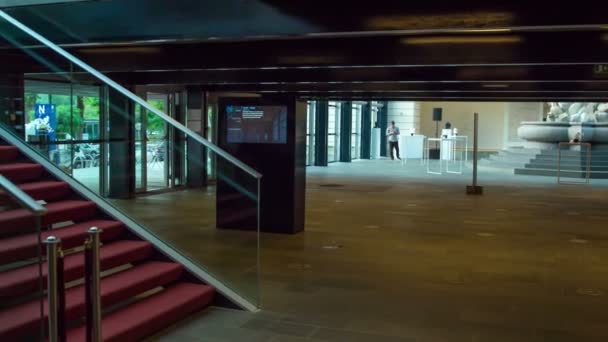 Étage Inférieur Une Galerie Art Moderne Avec Escalier Tapis Rouge — Video