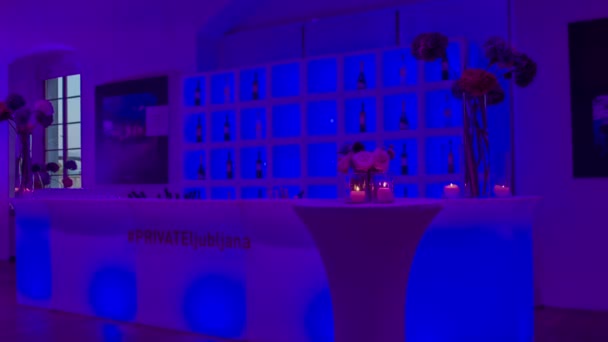 Uitstekende Drinkbar Verlicht Prachtige Blauwe Verlichting Met Ronde Tafels Versierd — Stockvideo