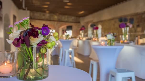 Mesas Redondas Bem Decoradas Com Lindos Extraordinários Buquês Flores Especiais — Vídeo de Stock