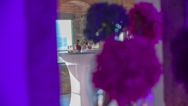 Belles Fleurs Roses Violettes Énormes Premier Plan Une Table Ronde — Video