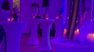 Küçük güzel mumlar ince yanan ve sıcak ve güzel bir atmosfer getiren geniş bir kristal cam yerleştirilir.