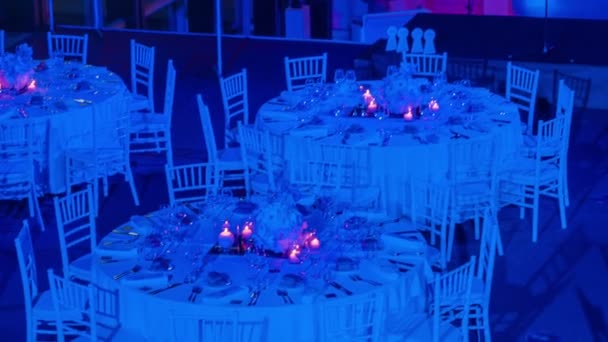 Grandes Mesas Redondas Decoradas Blanco Preparadas Para Gala Especial Con — Vídeos de Stock