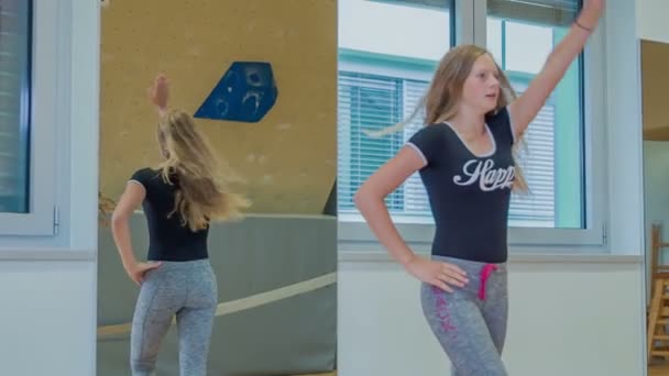两个女孩在练习舞蹈动作时转过身来 他们正在排练他们即将演出的舞蹈节目 — 图库视频影像