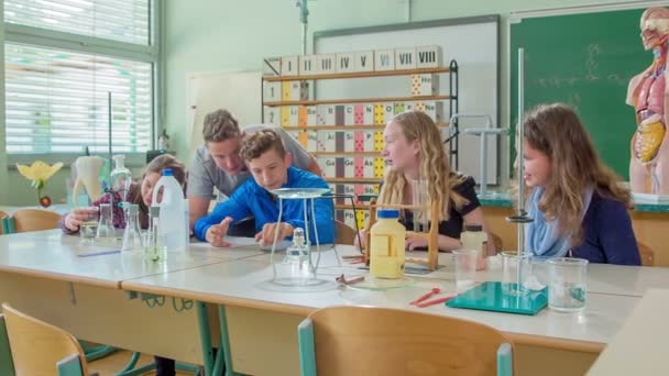 Grande Eslovénia Junho 2017 Filmagens Alunos Com Aula Química Escola — Vídeo de Stock