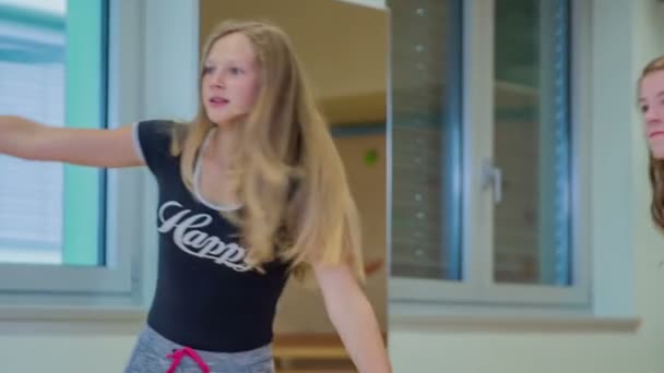 两个舞蹈学生正在学校体育馆练习他们的舞蹈动作 他们喜欢跳舞 — 图库视频影像