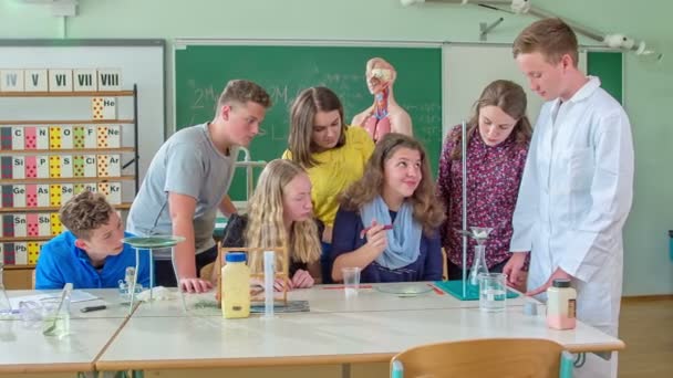 グリース スロベニア 2017年6月 学校で化学の授業を受けた生徒の映像 — ストック動画