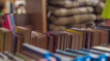 Öğrenciler gelir ve kütüphanedeki raflarda kitap izlerler. Yeni şeyler öğrenmek için çok heyecanlı görünüyorlar..