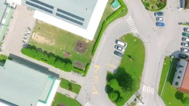 Bu küçük kasabadaki okulun kabartma haritası. Yaz mevsimi ve doğa yeşil..